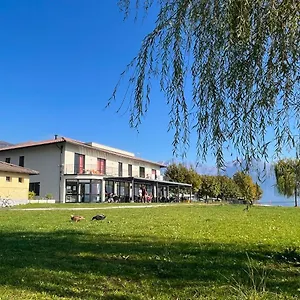Хостел Lake Como Beach Hostel, Домазо